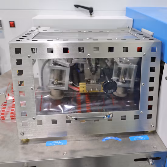 紙ナプキン、プラスチックカトラリーの自動包装機